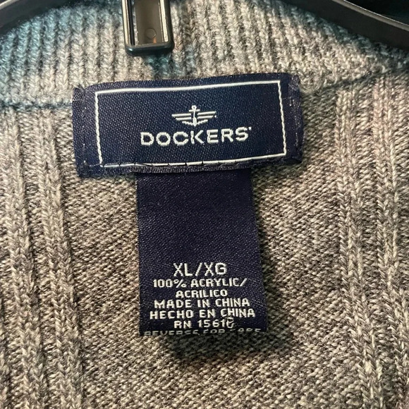 Dockers men’s gray golf vest size XL 
100% acrylic 
Very soft. - Picture 4 of 4